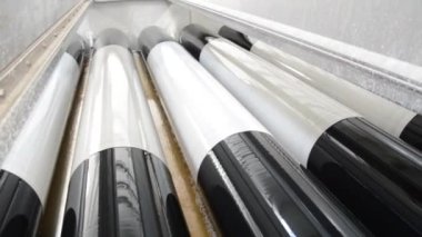 Tekstil fabrikasındaki kumaş boyama makinelerinin detaylı görüntüleri.
