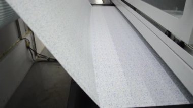 Tekstil fabrikasındaki kumaş boyama makinelerinin detaylı görüntüleri.