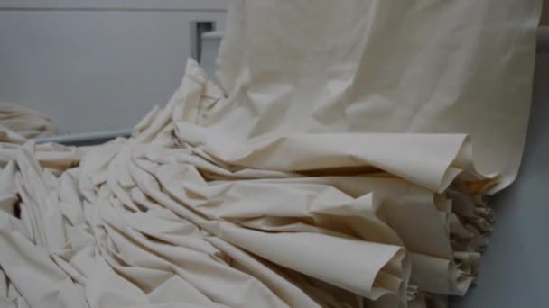 織物工場の生地染色機械の細部のショット — ストック動画