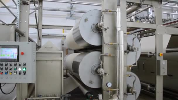繊維工場で生地を染める機械の空中撮影 — ストック動画
