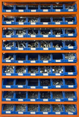 Onarımda kullanılan vidaların rafında.