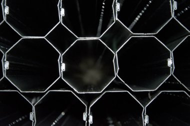 Raftaki alüminyum boruların konumları