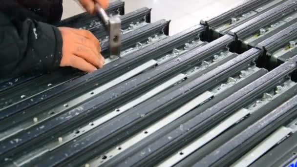 Atornillar Perfil Aluminio Con Taladro — Vídeos de Stock