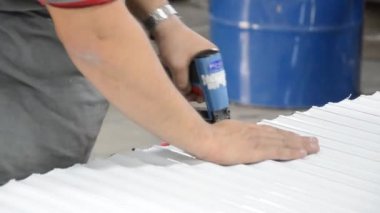 Bir matkapla alüminyum profili vidalamak