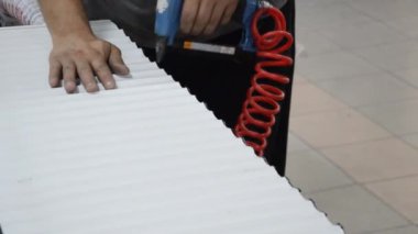 Fabrikadaki işçiler jaluzi kuruyor.