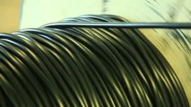 Bakır tel bir biriktiriciden gevşemek. Yakın çekim