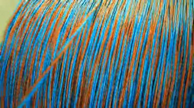 Bakır tel bir biriktiriciden gevşemek. Yakın çekim