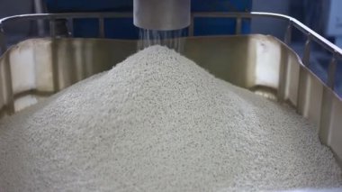 Elektrik kablolarını plastikle kaplamak