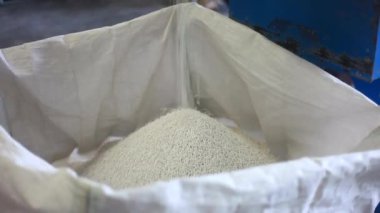 Elektrik kablolarını plastikle kaplamak