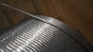 Bakır tel bir biriktiriciden gevşemek. Yakın çekim