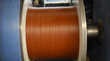 Bakır tel bir biriktiriciden gevşemek. Yakın çekim