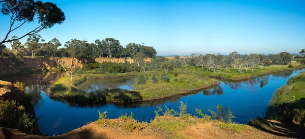 在漫滩上俯瞰Werribee河湿地的红崖观景台上美丽的全景 澳大利亚墨尔本温德姆的自然地标 — 图库照片