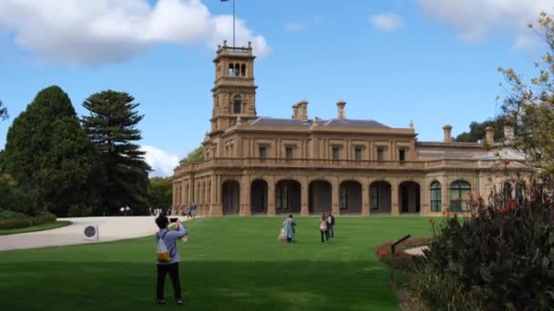 ヴァーリビー南Vicオーストラリア 2023年3月31日 正式な庭でいくつかの観光客とワーリビー邸宅の歴史的な建物 公園はメルボルン西部の観光のための人気のあるアトラクションです — ストック動画