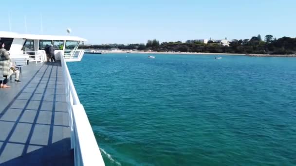 Portsea Vicオーストラリア 10月2Nd 2022 移動フェリー船のトップデッキから村の海岸線で美しい景色 — ストック動画