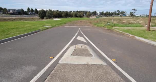 未完成の道はメルボルン西部郊外の未開発の空地につながる ターネットVicオーストラリア 不動産開発 住宅市場 新しい郊外と販売のための土地の概念 — ストック動画