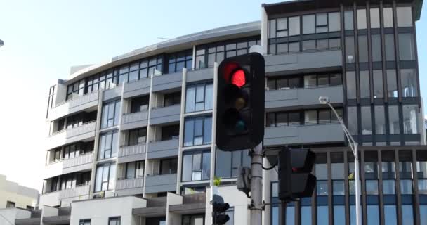 Yepyeni Modern Bir Apartmanın Yanında Kırmızı Işığı Yanan Bir Trafik — Stok video
