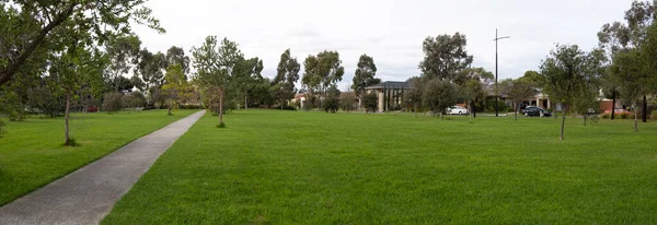 Panoramatický Výhled Velký Zelený Trávník Příměstském Veřejném Parku Několika Australskými — Stock fotografie