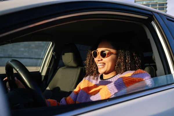 Retrato Uma Jovem Afro Americana Sorridente Conduzir Carro Foto Alta Imagens De Bancos De Imagens Sem Royalties