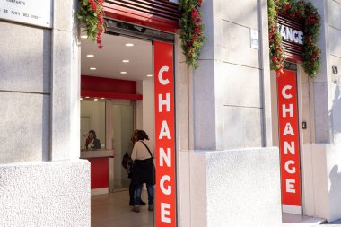 Barselona, İspanya, 20 Aralık 2022, döviz kurunun girişinin üstünü imzalayın. Yüksek kalite fotoğraf