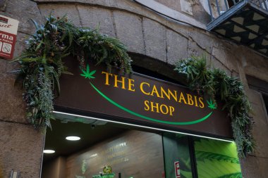 Barselona, İspanya, 20 Aralık 2022: Kenevir markalı logo girişten dükkana. Yüksek kalite fotoğraf