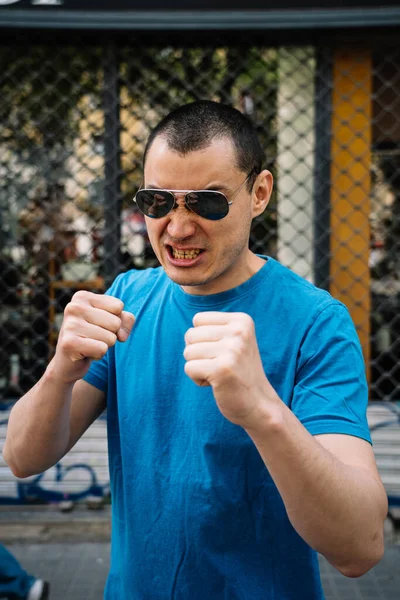 Zelfverzekerde Volwassen Mannelijke Vechter Blauw Shirt Zonnebril Straat Met Opgeheven — Stockfoto