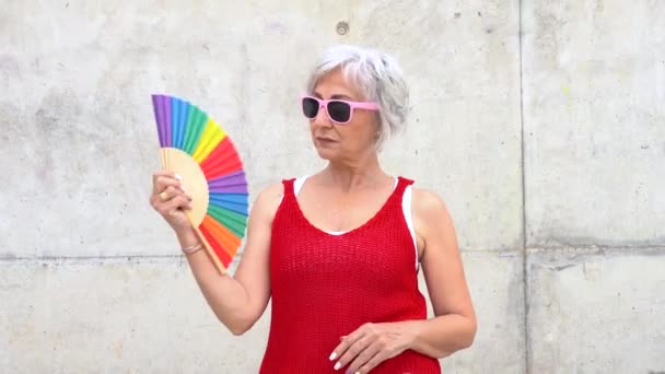 Anciana Lgbti Hembra Top Rojo Gafas Sol Haciendo Pucheros Labios — Vídeos de Stock