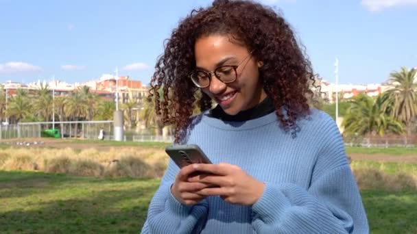 Schwarze Frau Erhält Gute Nachrichten Auf Handy Glücklich Den Sieg — Stockvideo