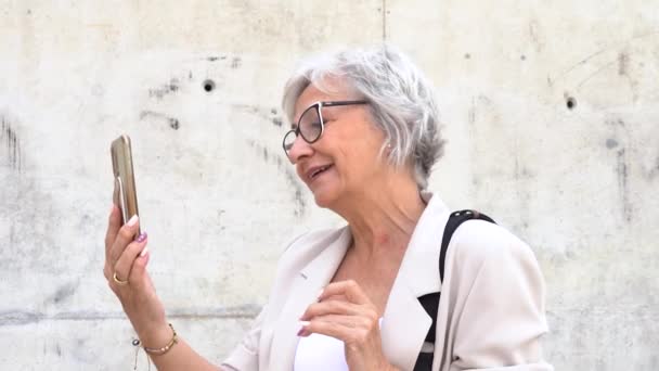 Vista Lateral Anciana Mujer Pelo Gris Gafas Ropa Casual Inteligente — Vídeo de stock