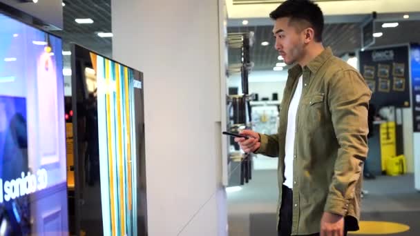 Asiatique Homme Test Dans Centre Commercial Vidéo Images Haute Qualité — Video