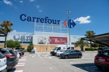 Tarragona, İspanya. 3 Ağustos 2023. Carrefour süpermarket ön logo tabelası kapanıyor. Yüksek kalite fotoğraf