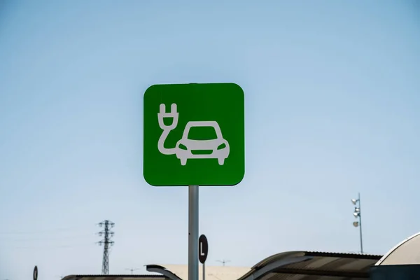 Panneau Recharge Voiture Électrique Sur Parking Photo Haute Qualité Photos De Stock Libres De Droits