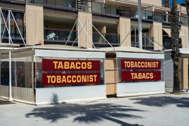 Salou, İspanya, 10 Ağustos 2023: Şehir merkezinde tütün ve pul dükkanı. - Evet. Yüksek kalite fotoğraf