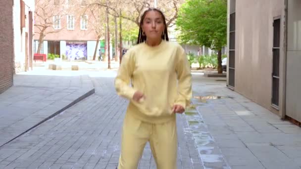 Młoda Latynoska Tańczy Nowoczesne Tańce Ulicach Barcelony Wysokiej Jakości Materiał — Wideo stockowe