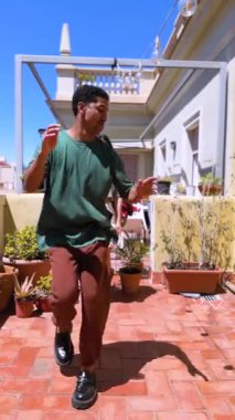 Sunny Terrace 'da dans eden genç latin çift. Yüksek kalite 4k görüntü
