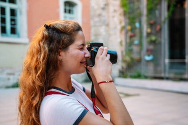 Fotoğrafçı bir şehri keşfederken binaların fotoğraflarını çekiyor