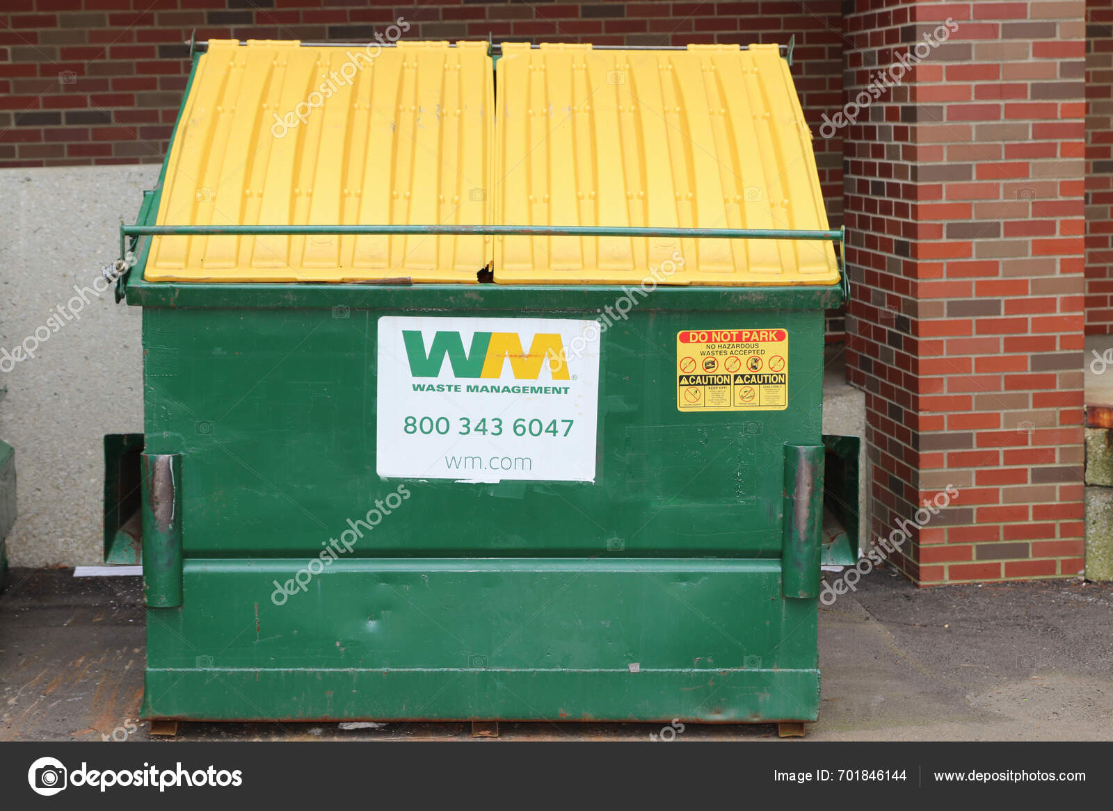 Bexley Ohio September 2023 Waste Management Trash Container — Stock