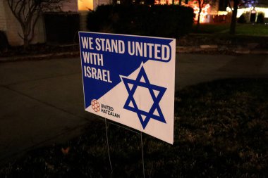 Columbus Ohio 5 Aralık 2023 İsrail tabelasıyla ön bahçede duruyoruz.