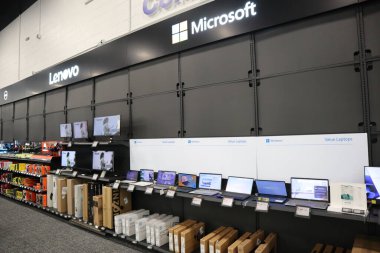 Columbus Ohio 7 Aralık 2023 Bilgisayar perakende mağazasında satışa sunuldu..