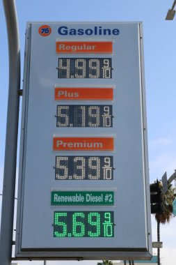 El Segundo CA Haziran 03, 2023 Benzin İstasyonu tabelası 76 benzin istasyonunda benzin fiyatlarının yüksek olduğunu gösteriyor.