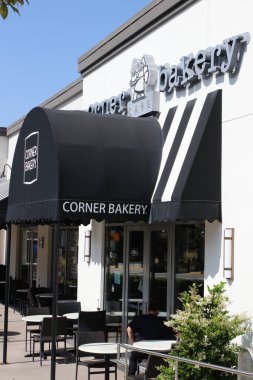 Manhattan Bch, CA Haziran 03, 2023 Corner Pastanesi hamur işleri, ekmekler, kahvaltı yemekleri, gurme sandviçler, ev yapımı çorbalar, salatalar ve makarna üzerine uzmanlaşmış bir Amerikan kafe zinciri..