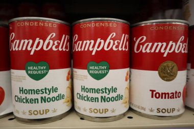 Columbus Ohio 8 Aralık 2023 Yerel bakkallarda İlerici Konserve Çorba Gösterimi.