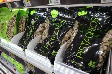 Lexington KY 22 Ocak 2024 Aşkın Benzin İstasyonu ve Uygun Mart 'ta Çeşitli Tohum ve Atıştırmalıklar.