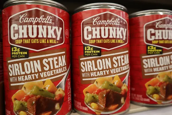 Columbus Ohio 8 Aralık 2023 Yerel bakkallarda İlerici Konserve Çorba Gösterimi.