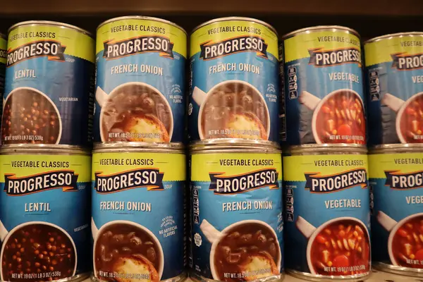 Columbus Ohio 8 Aralık 2023 Yerel bakkallarda İlerici Konserve Çorba Gösterimi.