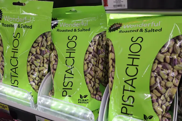 Lexington KY 22 Ocak 2024 Aşkın Benzin İstasyonu ve Uygun Mart 'ta Çeşitli Tohum ve Atıştırmalıklar.