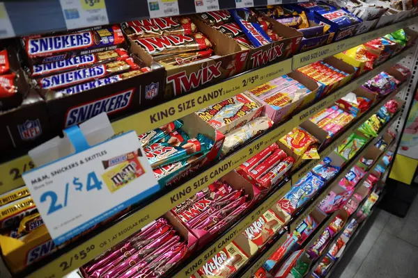 Lexington KY 22 Ocak 2024 Aşkın Benzin İstasyonu ve Uygun Mart 'ta Çeşitli Şekerler ve Atıştırmalıklar.