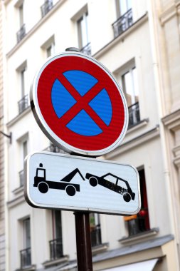 Paris Fransa 12 Temmuz 2023 Çekiş Uzağı işaretleri şehrin dışına doğru.