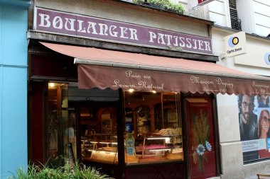 Paris Fransa 8 Temmuz 2023 Boulanger Pastacı Kafe her gün taze lezzetli hamur işleri sunuyor.