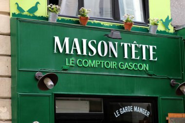 Paris Fransa Temmuz 08, 2023 Maison Tete Le Comptoir Gascon yerel Paris ve turistler için menülerinde lezzetli ördek tarifleri sunuyor..