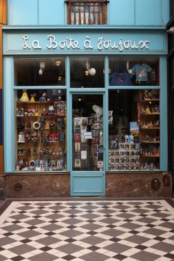 Paris Fransa Temmuz 08, 2023La Boite a Joujoux oyuncak mağazası oyuncak evlerinde maketlerin satışı konusunda uzmanlaşmış 1-12 ve 1-24 ölçekli ve BD Comics Manga türev ürünleri.